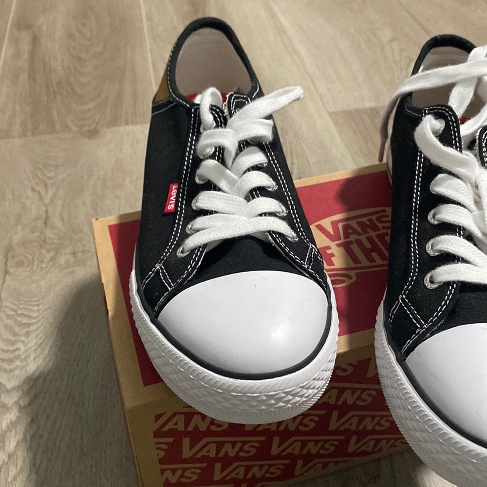 selling levi’s shoes